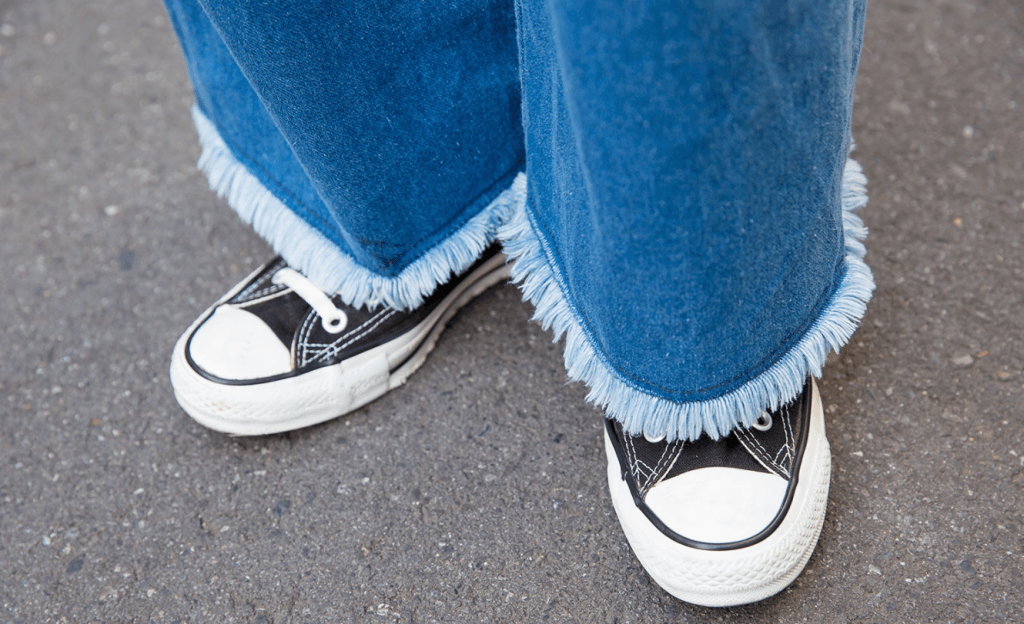 Cách phối giày tennis với quần jean giúp bạn thu hút hơn